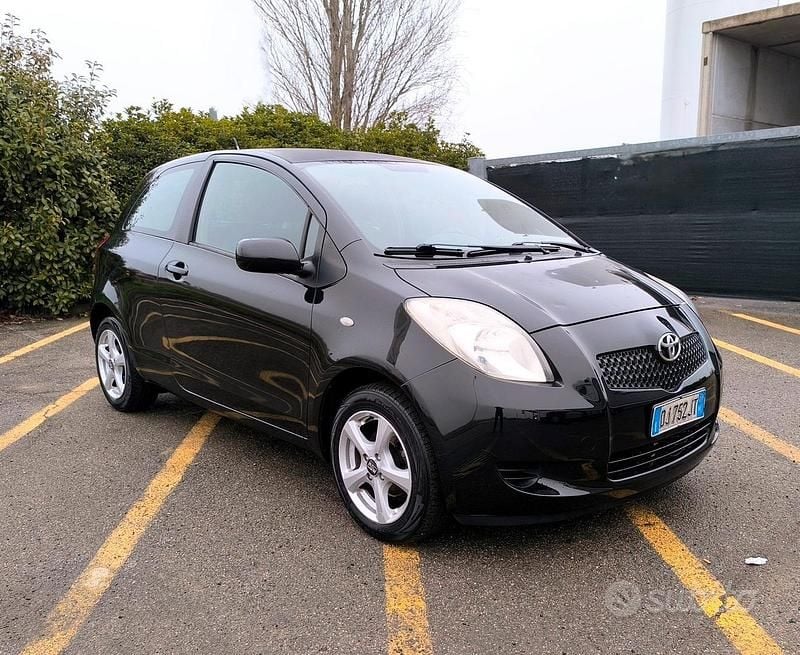 Nero Usata 2007 Toyota Yaris Due volumi | 2650 € (Buon prezzo) - Immagine 1/4