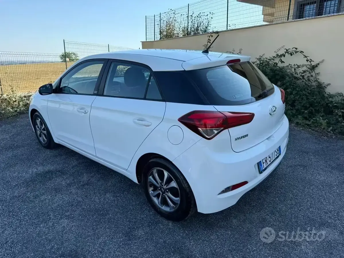 Usata Hyundai i20 73 CV (53 kW) 2019 Bianco Utilitaria