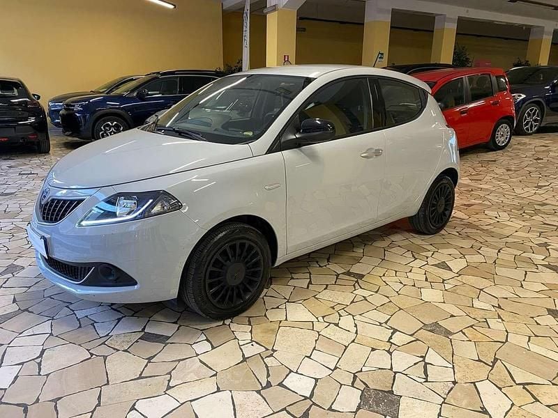 Usata Lancia Ypsilon Silver 69 CV (50 kW) 2022 Grigio Utilitaria