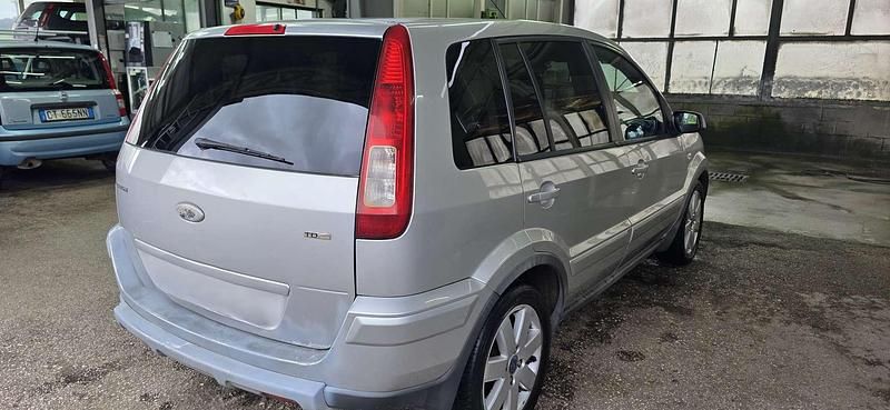 Usata Ford Fusion 68 CV (50 kW) 2008 Argento Monovolume