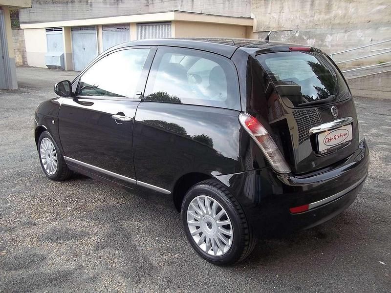 Usata Lancia Ypsilon 69 CV (50 kW) 2012 601/nero masaccio Utilitaria