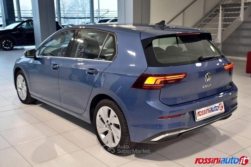 Usata VW Golf VIII Style 150 CV (110 kW) 2025 Anemone blu Berlina