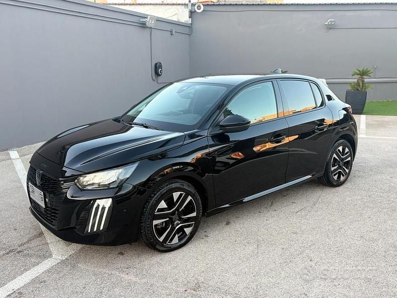 Usata Peugeot 208 Allure 100 CV (73 kW) 2025 Nero Utilitaria