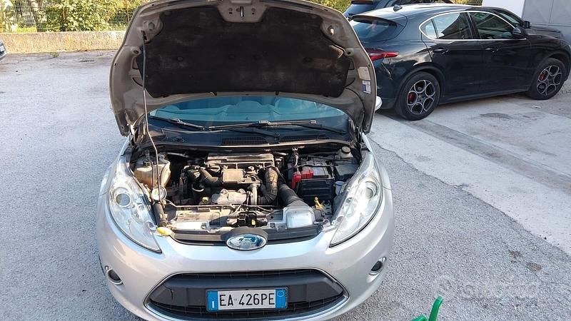 Usata Ford Fiesta 68 CV (50 kW) 2010 Grigio Utilitaria