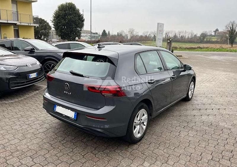 Usata VW Golf VIII Life 116 CV (85 kW) 2021 Grigio Utilitaria
