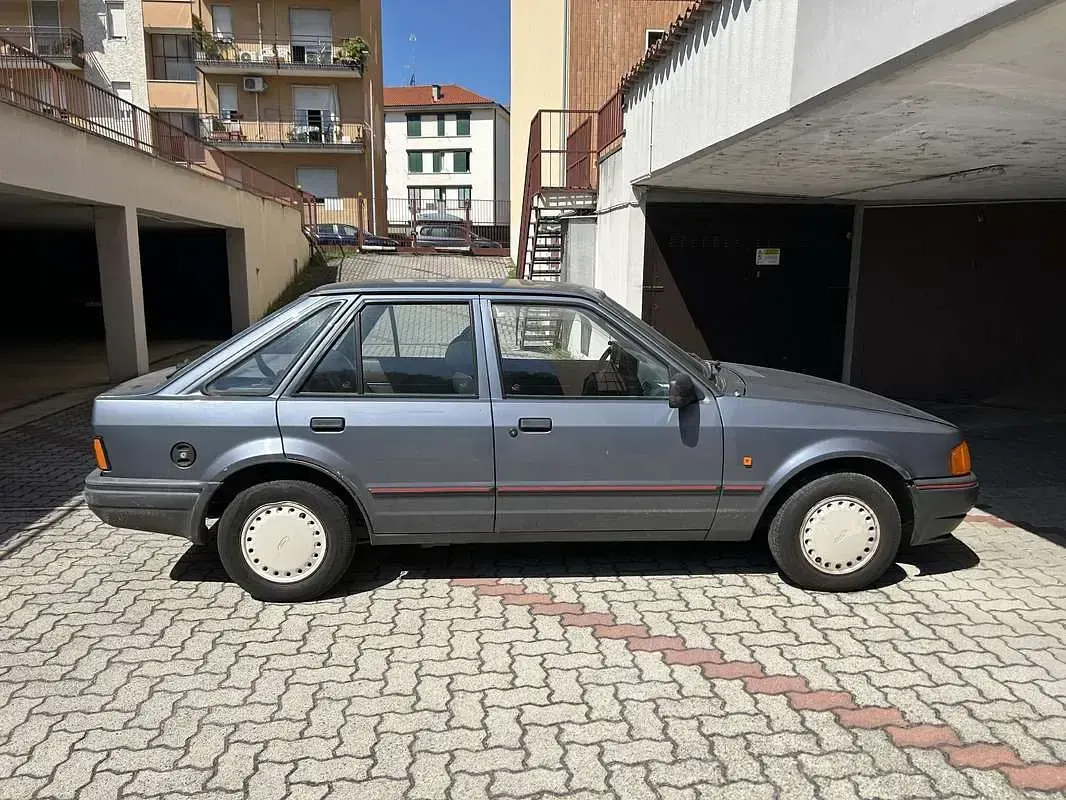 Usata Ford Escort 49 CV (36 kW) 1987 Berlina