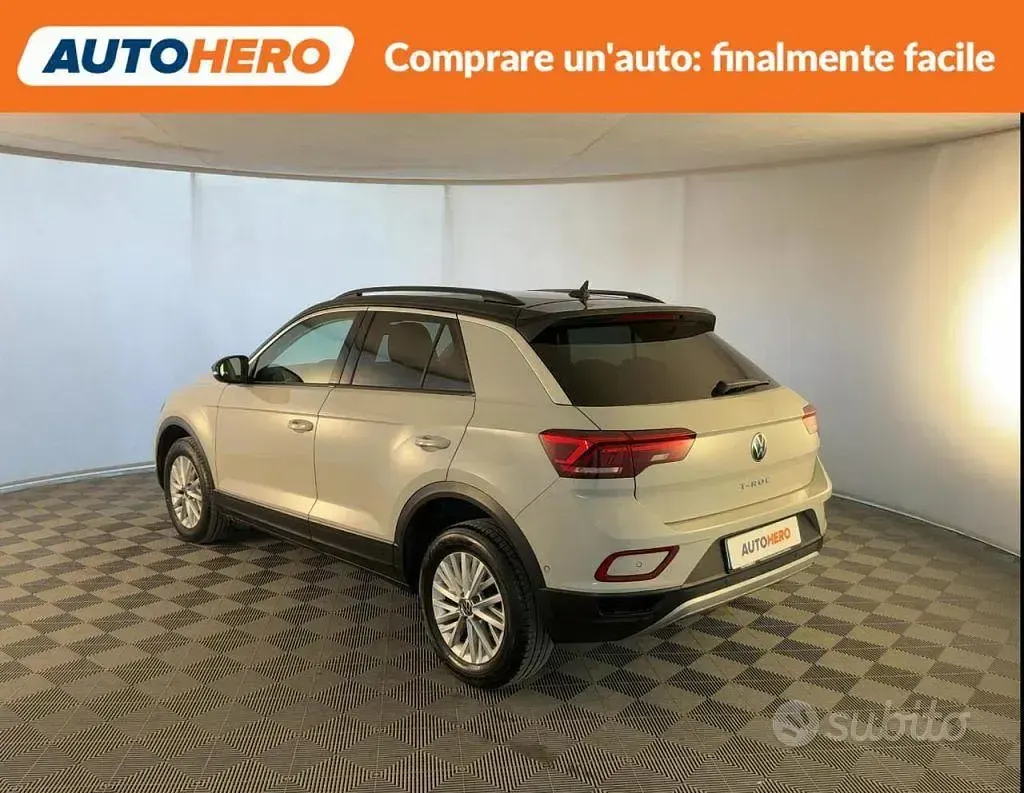 Używany VW T-Roc Life 110 KM (80 kW) 2023 Beżowy SUV