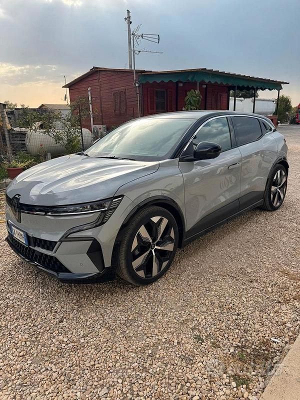 Grigio Usata 2023 Renault Megane E-Tech Tre volumi | 28.500 € - Immagine 1/4