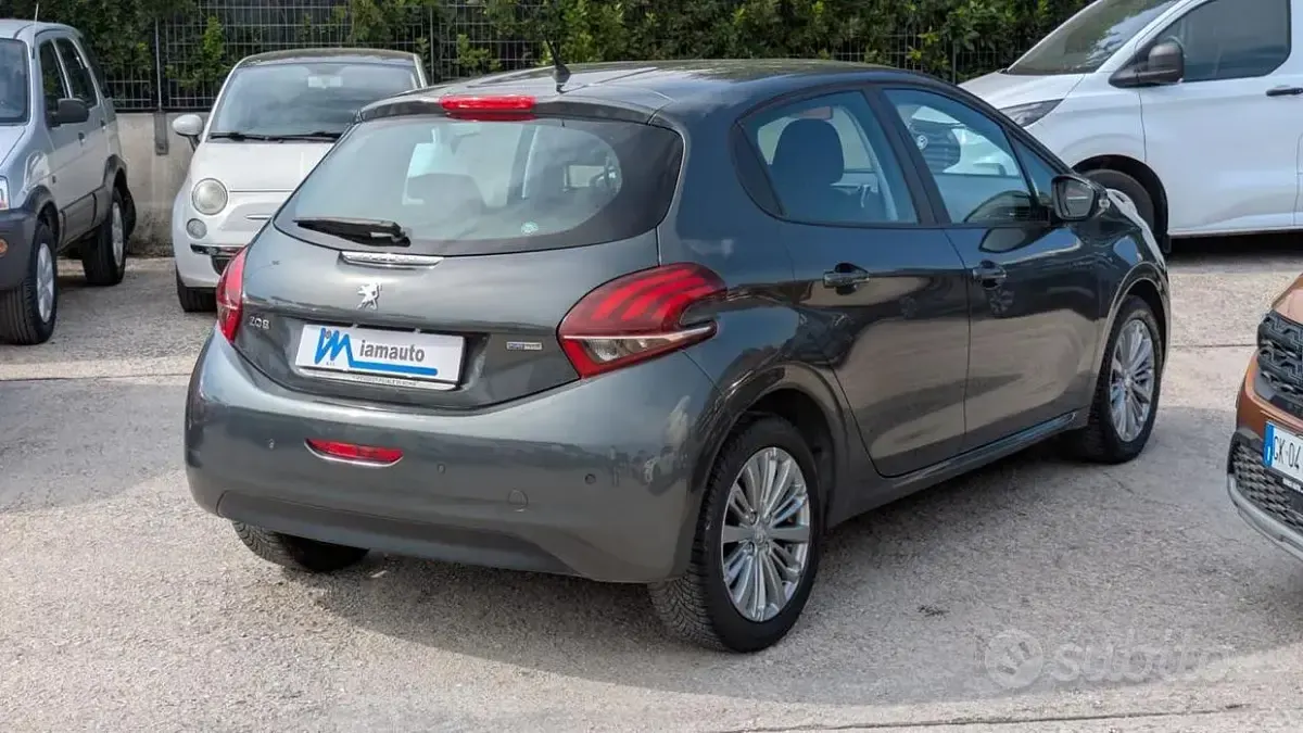 Usata Peugeot 208 82 CV (60 kW) 2016 Grigio Utilitaria