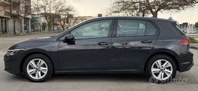 Usata VW Golf VIII Life 116 CV (85 kW) 2022 Grigio Berlina
