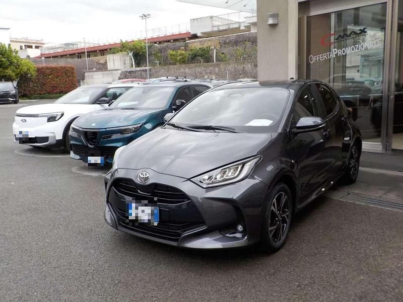Vari colori Usata 2024 Toyota Yaris Hybrid Active Tre volumi | 19.050 € (Super prezzo) - Immagine 1/3