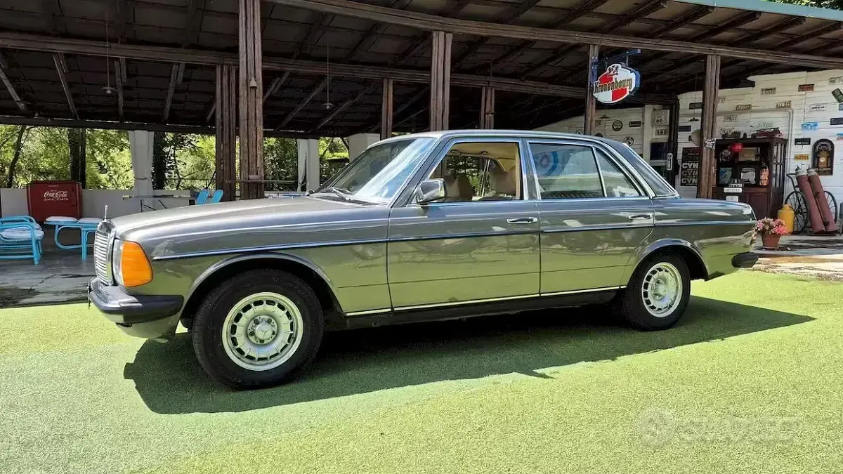 Usata Mercedes 240 72 CV (52 kW) 1980 Grigio Berlina