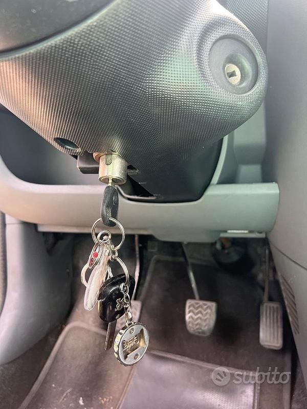 Usata Peugeot 107 68 CV (50 kW) 2007 Grigio Utilitaria