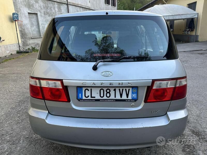 Usata Kia Carens EX 126 CV (92 kW) 2004 Argento Monovolume