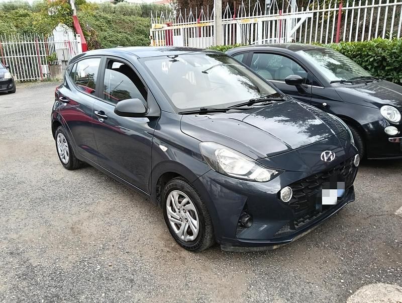 Grigio Usata 2022 Hyundai i10 Advanced Due volumi | 10.500 € (Buon prezzo) - Immagine 1/4