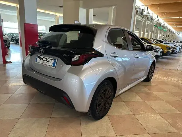 Usata Toyota Yaris Hybrid Active 92 CV (67 kW) 2024 Argento metallizzato Berlina