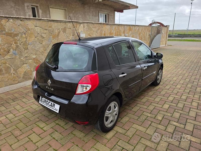 Usata Renault Clio II Dynamique 75 CV (55 kW) 2011 Nero Berlina