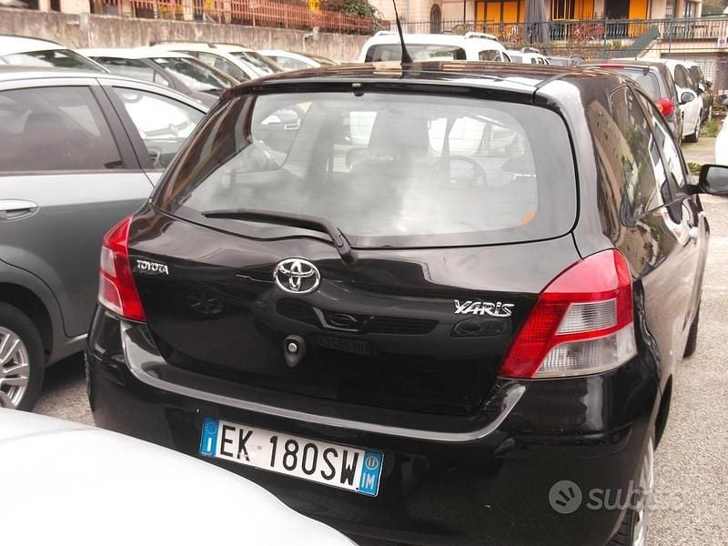 Usata Toyota Yaris Sol 99 CV (72 kW) 2011 Nero Utilitaria