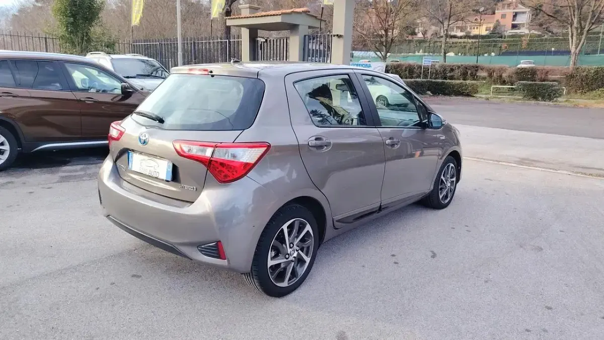 Usata Toyota Yaris Hybrid Business Edition 73 CV (53 kW) 2017 Grigio Berlina