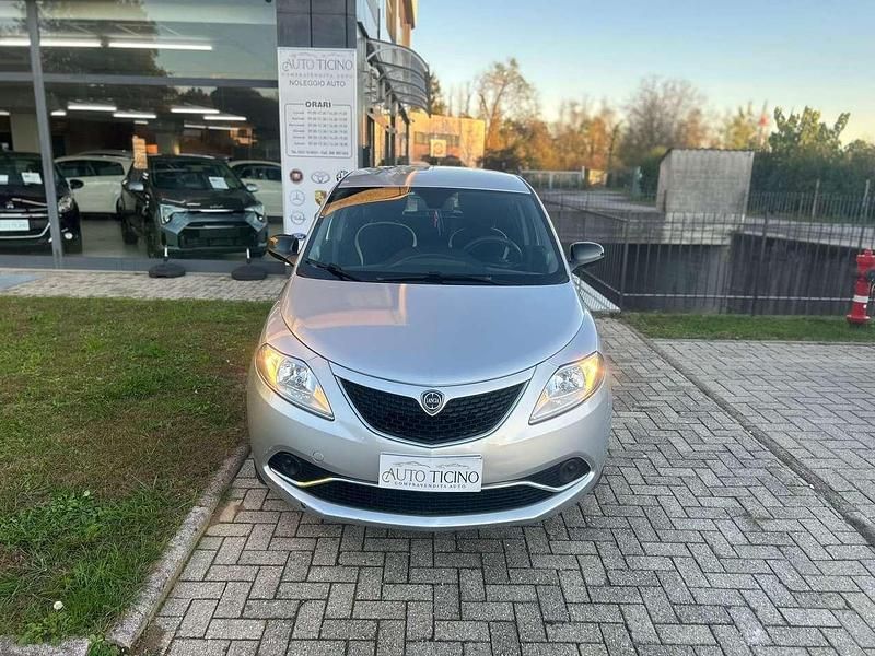 Usata Lancia Ypsilon Platinum 69 CV (50 kW) 2016 Argento Utilitaria