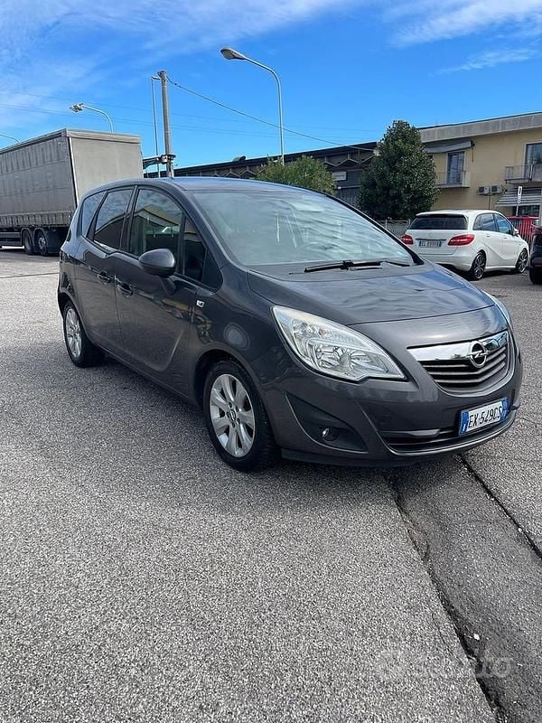 Usata Opel Meriva 95 CV (69 kW) 2011 Grigio Monovolume