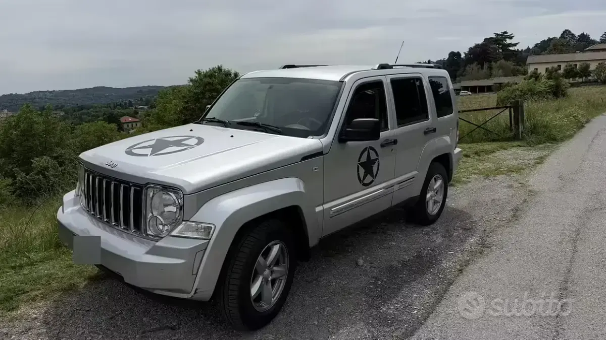 Usata Jeep Cherokee 177 CV (130 kW) 2009 Grigio SUV