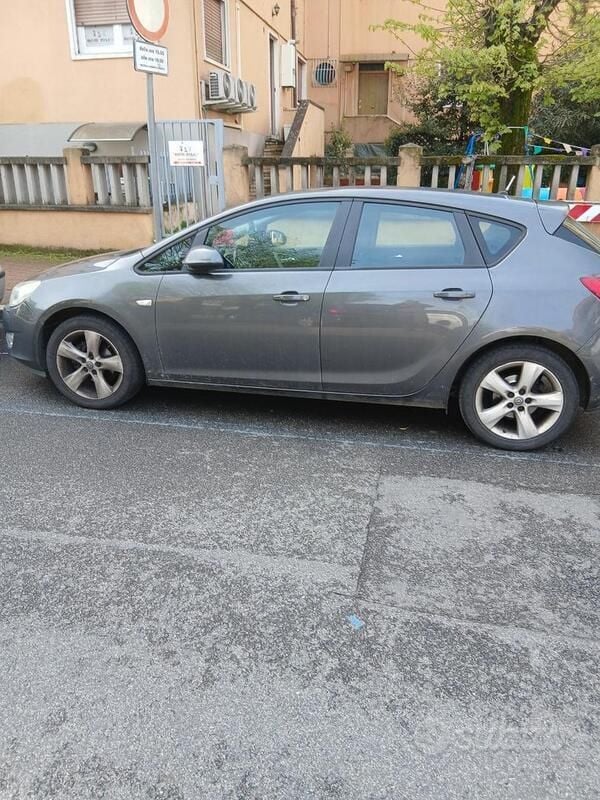 Usata Opel Astra 2010 Blu Berlina