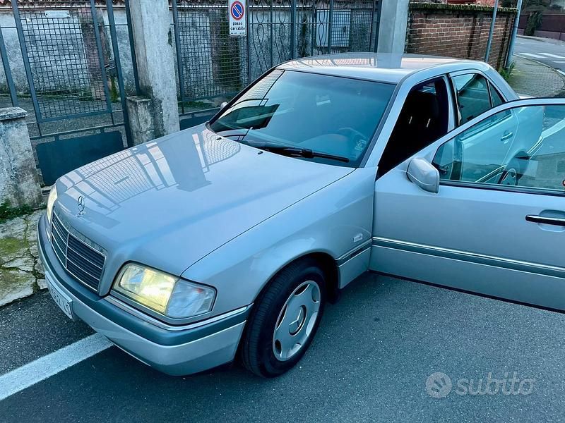 Usata Mercedes C180 122 CV (89 kW) 1997 Grigio Berlina