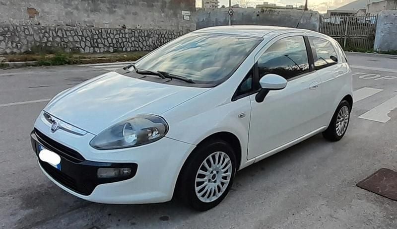 Bianco Usata 2011 Fiat Punto Evo Active Due volumi | 3600 € (Buon prezzo) - Immagine 1/4