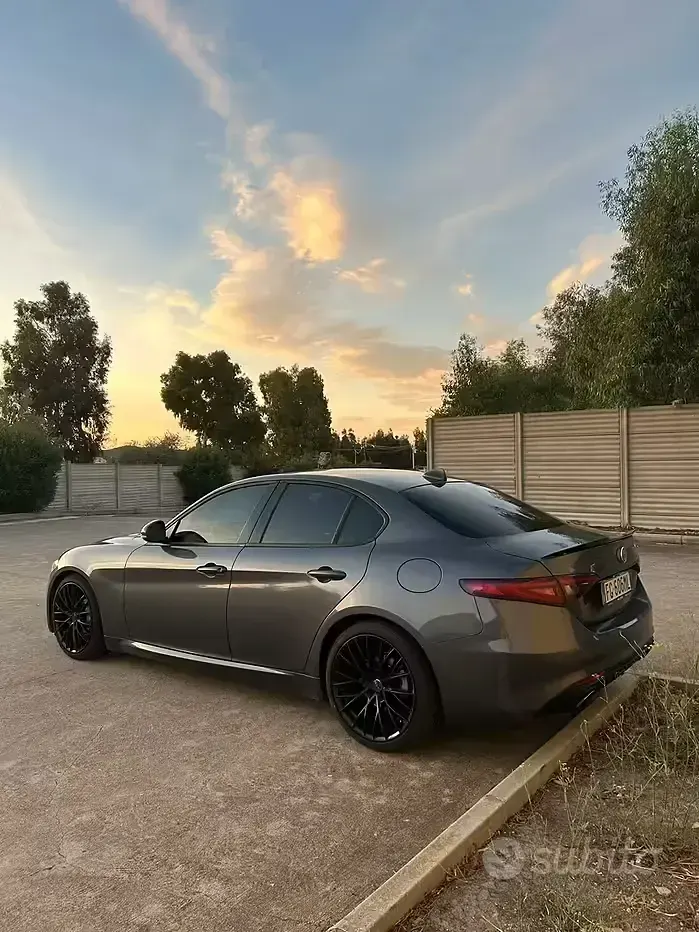 Usata Alfa Romeo Giulia 180 CV (132 kW) 2016 Grigio Berlina