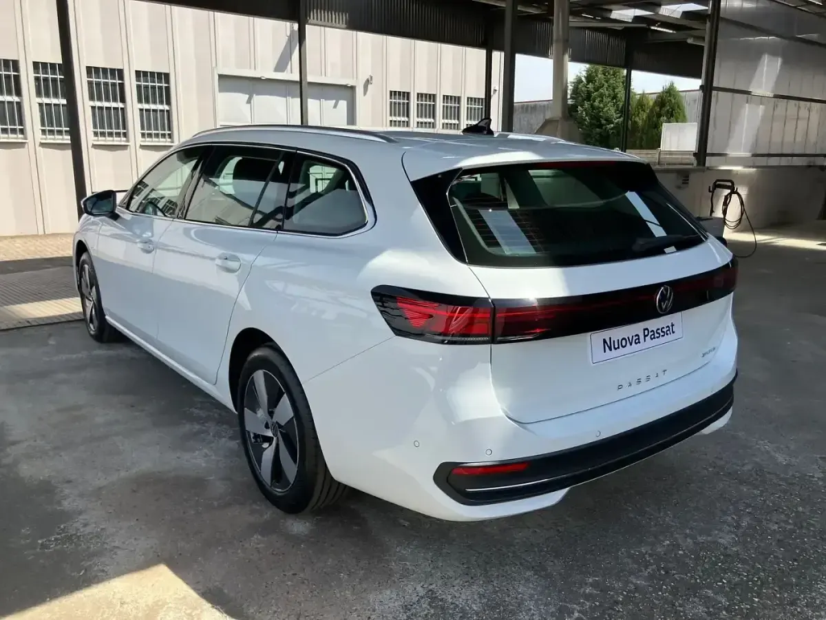 Nuova VW Passat Business 204 CV (150 kW) 2025 Pure white Station wagon