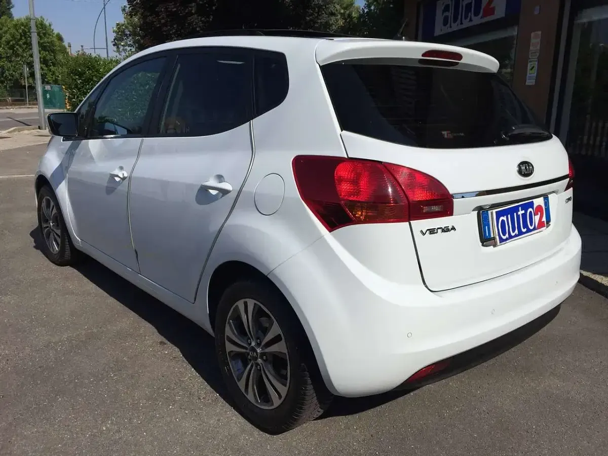 Usata Kia Venga 90 CV (66 kW) 2017 Bianco Utilitaria