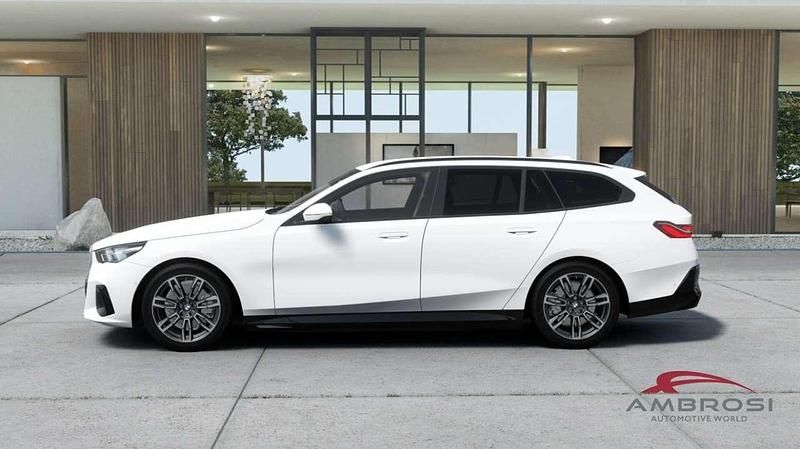 Nuova BMW 520 M Sport 197 CV (144 kW) 2026 Alpin white pastello Station wagon