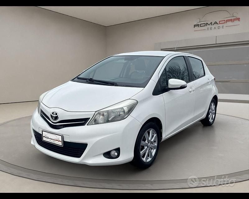 Usata Toyota Yaris Lounge 99 CV (72 kW) 2012 Bianco Berlina