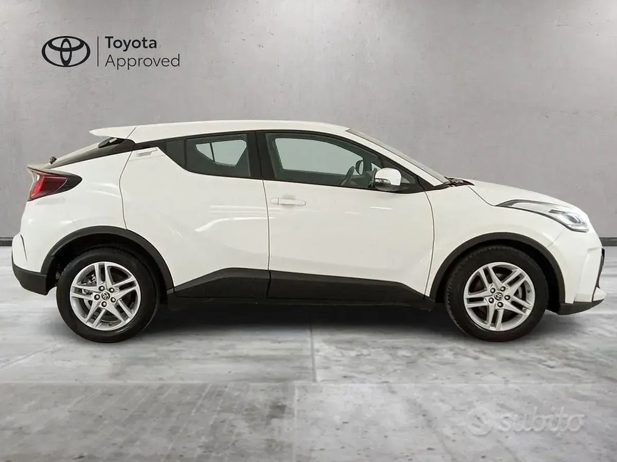 Usata Toyota C-HR Active 122 CV (89 kW) 2023 Bianco SUV