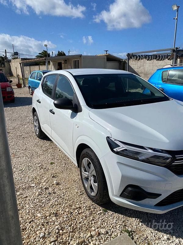 Begagnad Dacia Sandero Essentiel 91 HK (66 kW) 2024 Vit Sedan