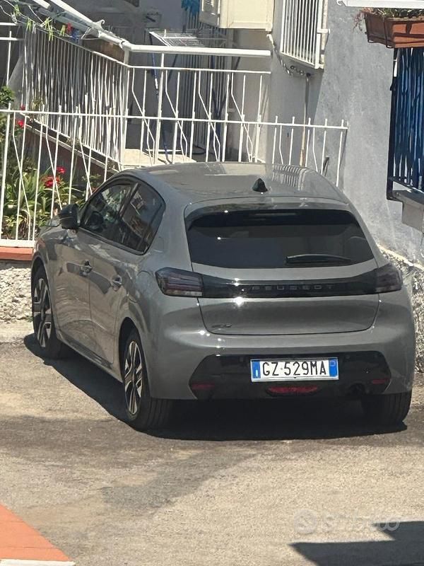 Usata Peugeot 208 Allure 101 CV (74 kW) 2024 Grigio Utilitaria