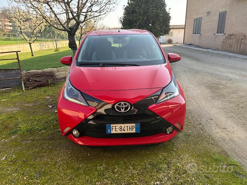 Usata Toyota Yaris 106 CV (77 kW) 2016 Rosso Berlina