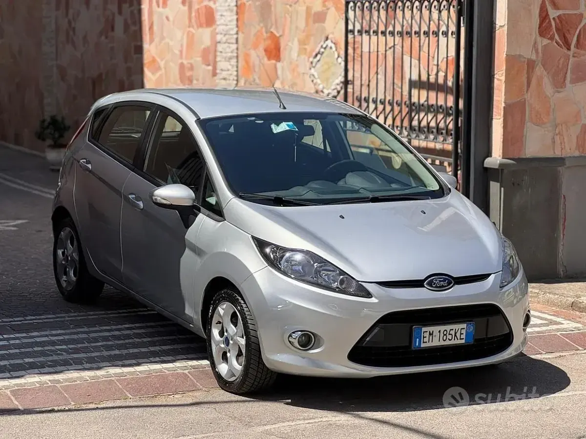 Usata Ford Fiesta Titanium 70 CV (51 kW) 2012 Grigio Berlina