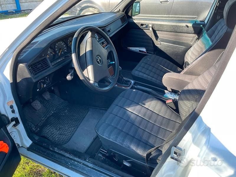 Usata Mercedes 190 105 CV (77 kW) 1990 Bianco Berlina
