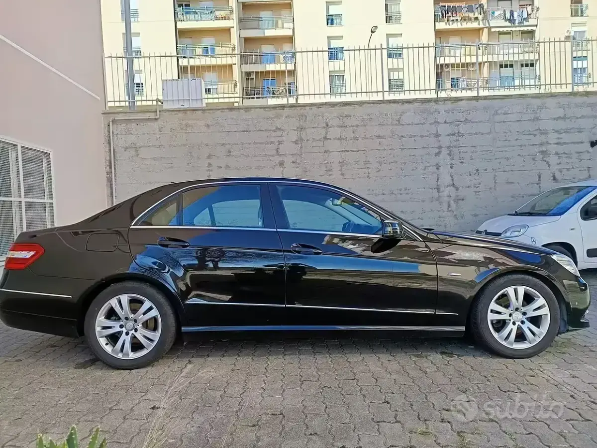 Usata Mercedes E220 170 CV (125 kW) 2013 Nero Berlina