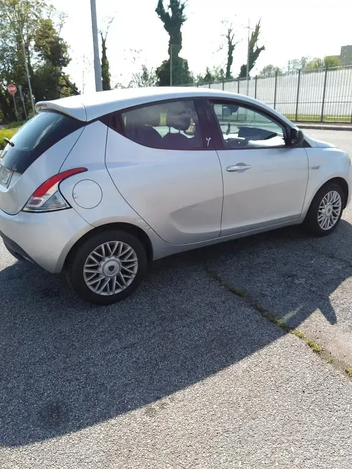 Gebraucht Lancia Ypsilon 69 PS (50 kW) 2013 Grau Kleinwagen