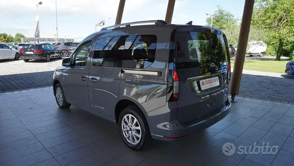 Usata Ford Tourneo Connect Titanium 122 CV (89 kW) 2023 Grigio Monovolume