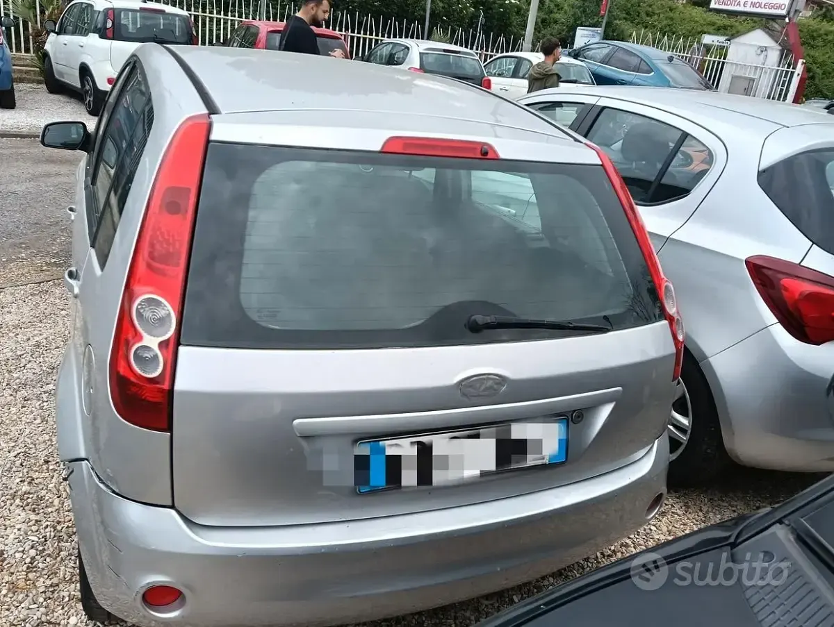 Usata Ford Fiesta Ghia 75 CV (55 kW) 2006 Grigio Utilitaria