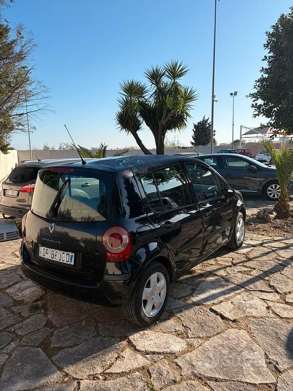 Usata Renault Modus 85 CV (62 kW) 2005 Nero Monovolume