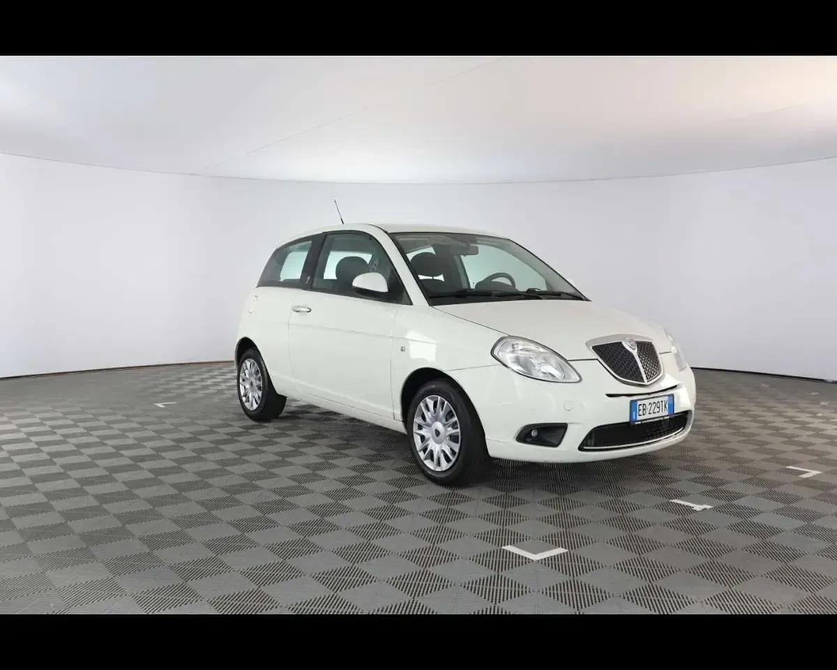 Usata Lancia Ypsilon 60 CV (44 kW) 2010 Bianco Utilitaria