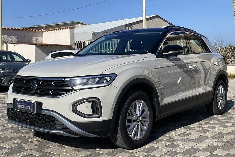 Usata VW T-Roc Life 110 CV (80 kW) 2022 Nero SUV