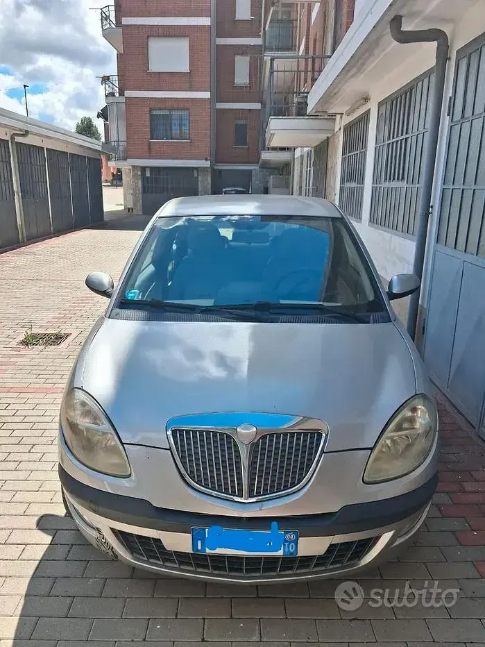 Usata Lancia Ypsilon Platinum 70 CV (51 kW) 2004 Grigio Utilitaria