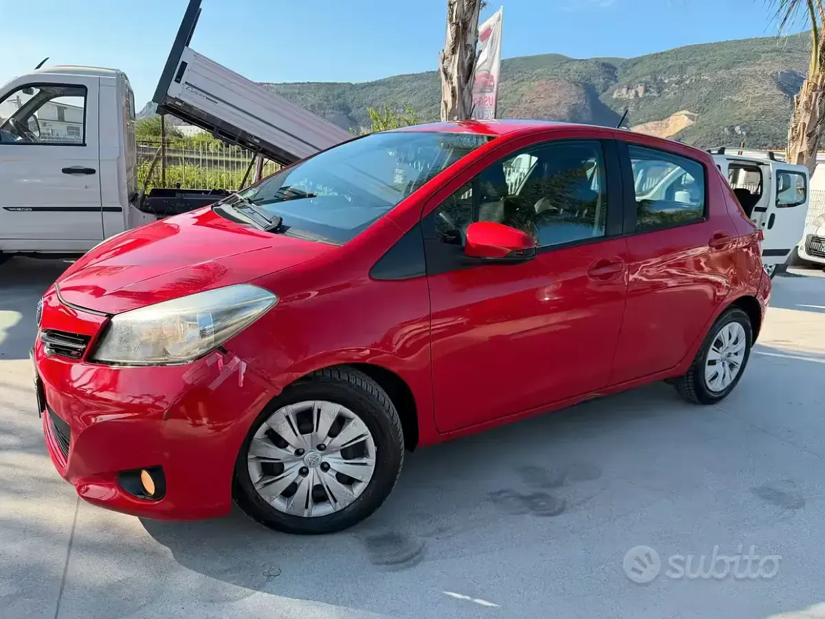 Usata Toyota Yaris 90 CV (66 kW) 2013 Rosso Utilitaria