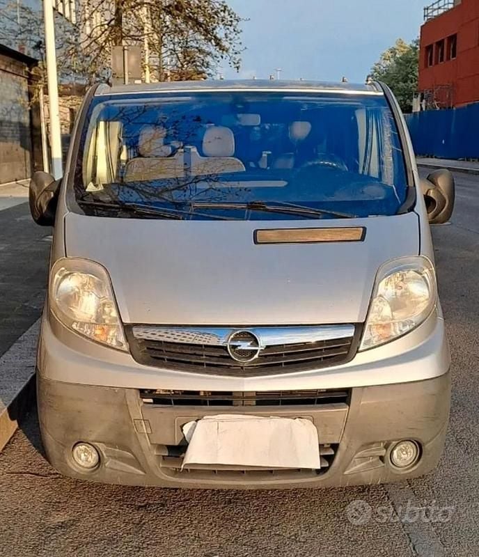 Usata Opel Vivaro 120 CV (88 kW) 2008 Grigio Monovolume